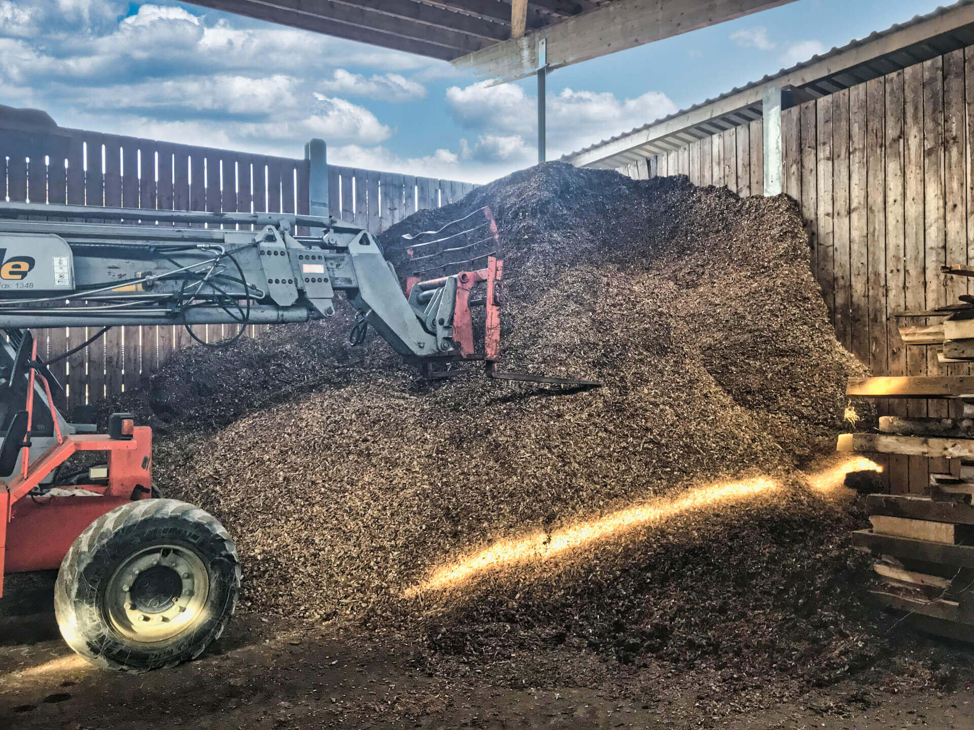 Bau der Hackschnitzelhalle für die Fernwärmeheizung / Lagerhalle für Holzfaserwerkstoffe