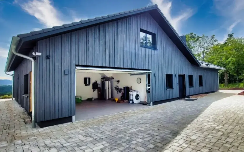 Einfamilienhaus in Grosselfingen, Giebelseite mit grauer Holzfassade