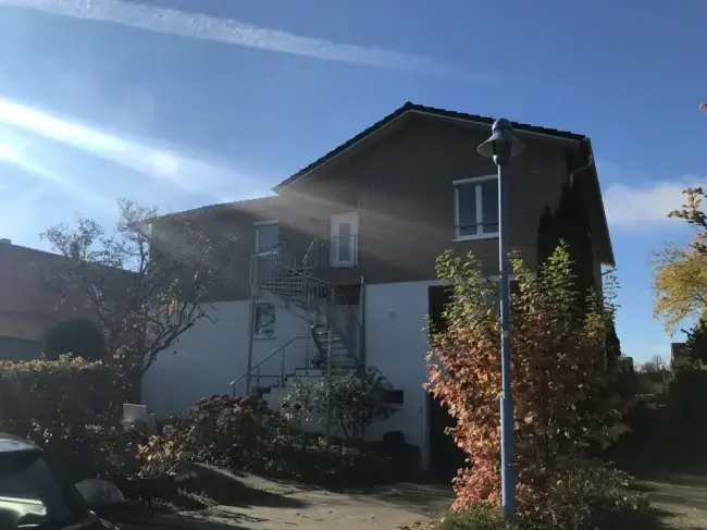 Wohnhaus nach der Aufstockung in Holzständerbauweise mit vorvergrauter Fassade