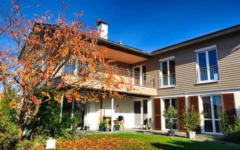 Wohnhaus nach der Aufstockung in Holzständerbauweise mit vorvergrauter Fassade