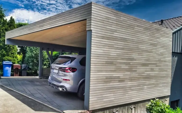 Carport in Tailfingen mit Massivholzdach und vorvergrauter Holzfassade