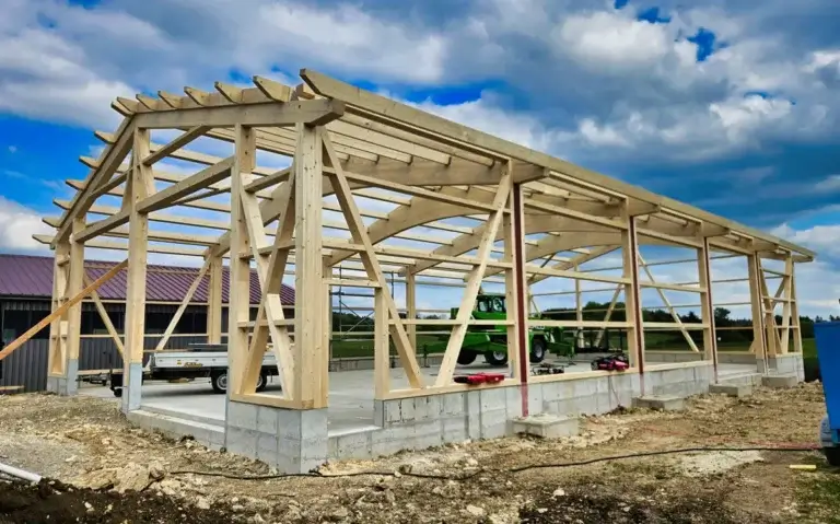 Geräte- und Maschinenhalle als Holzfachwerk mit Pendelstützen im Rohbau