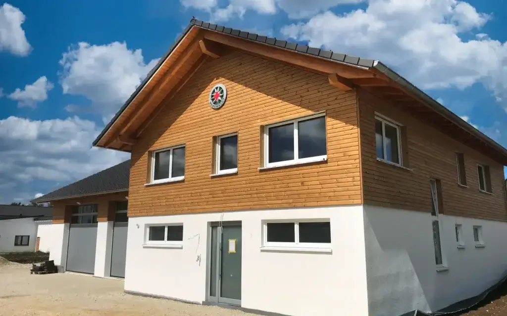 Neubau der Berg- und Rettungswache in Holzständerbauweise mit Holzfassade und dunklem Dach
