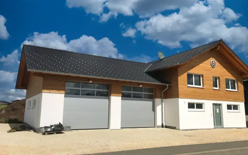 Giebelseite der neuen Berg- und Rettungswache mit Holzfassade und Fenstern