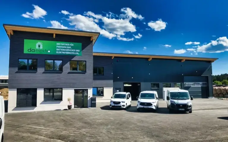 Geschäftsgebäude in Meßstetten mit Lagerhalle in Fachwerkbauweise und Büroteil in Holzständerbauweise