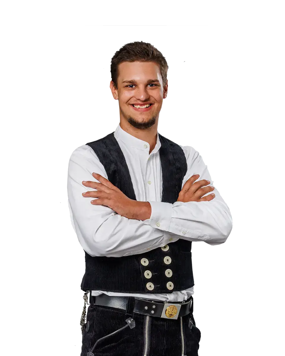 Janis Willi, Teammitglied der Zimmerei, in Zimmermannskleidung