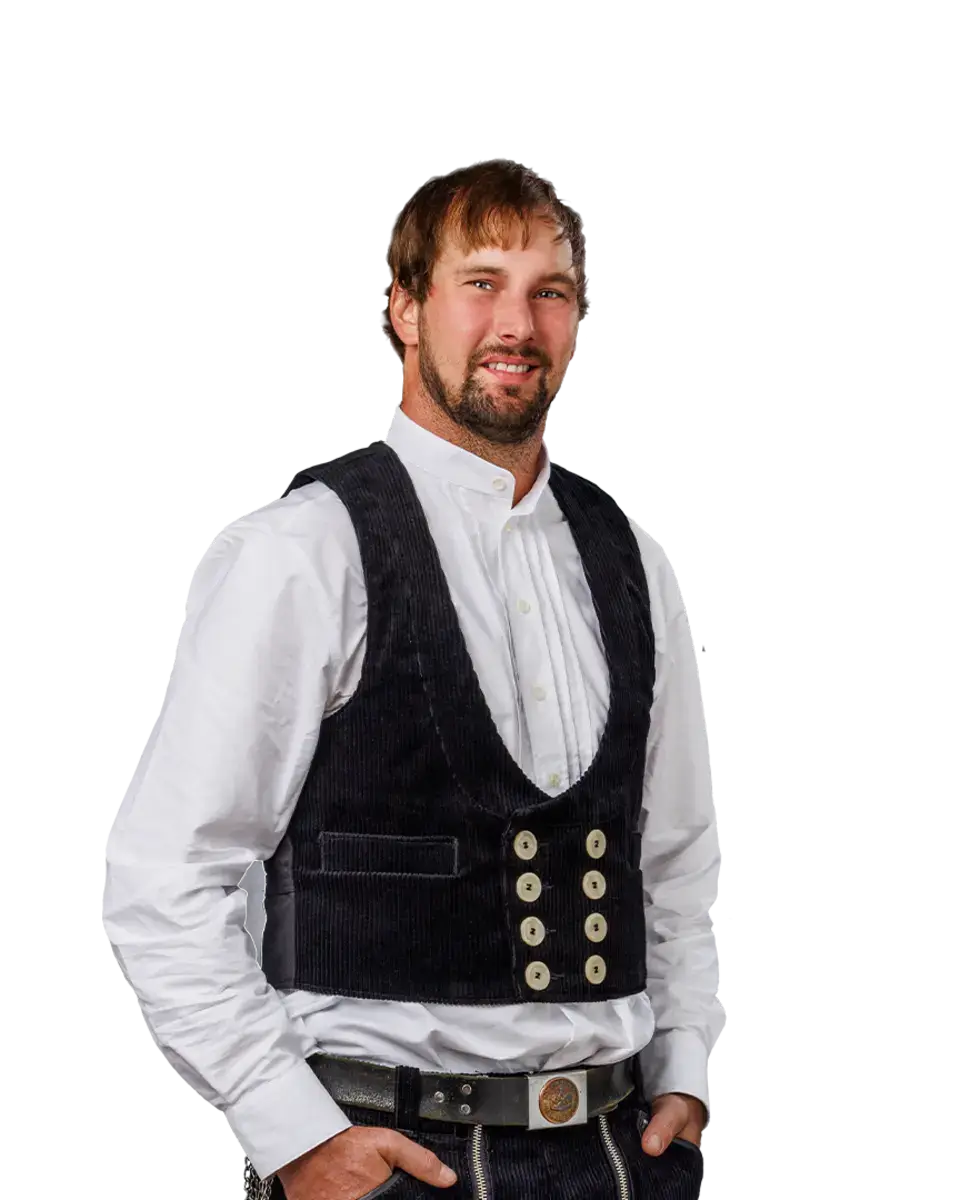 Kevin Eppler, Teammitglied der Zimmerei, in Zimmermannskleidung