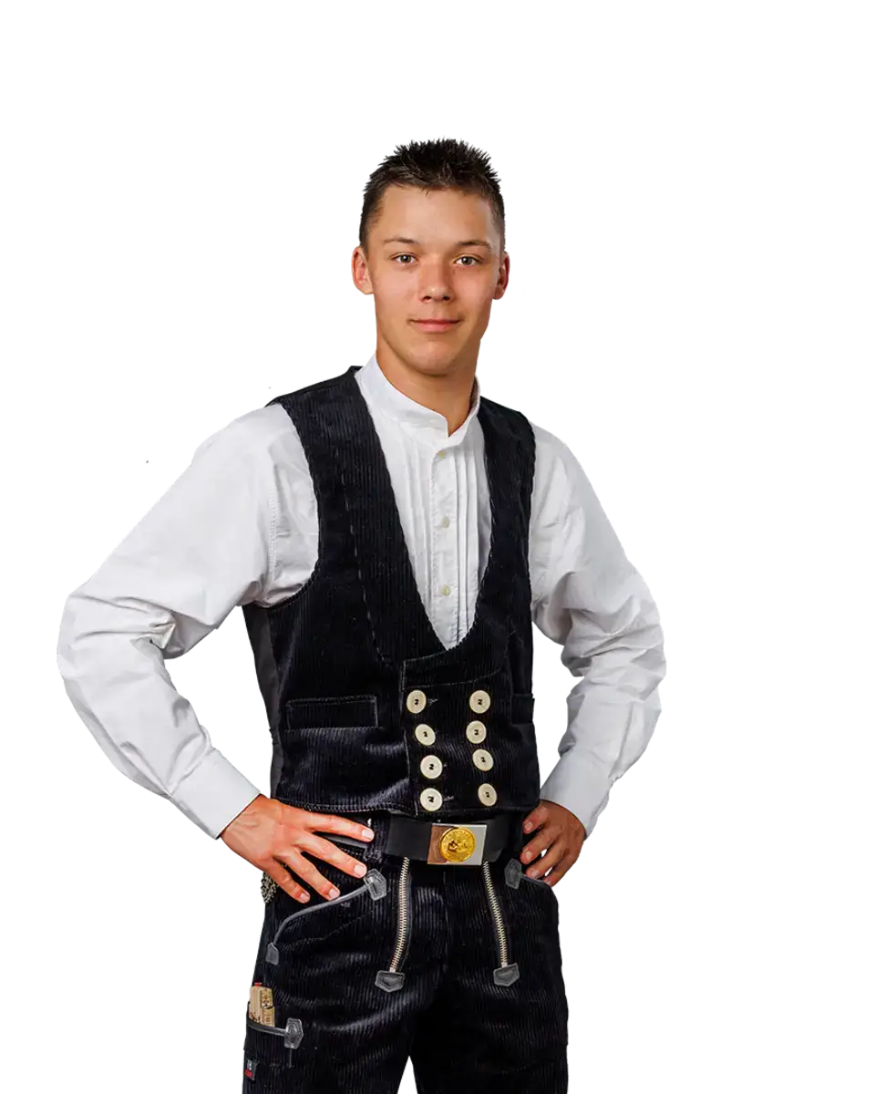 Laurin Steidle, Teammitglied der Zimmerei, in Zimmermannskleidung