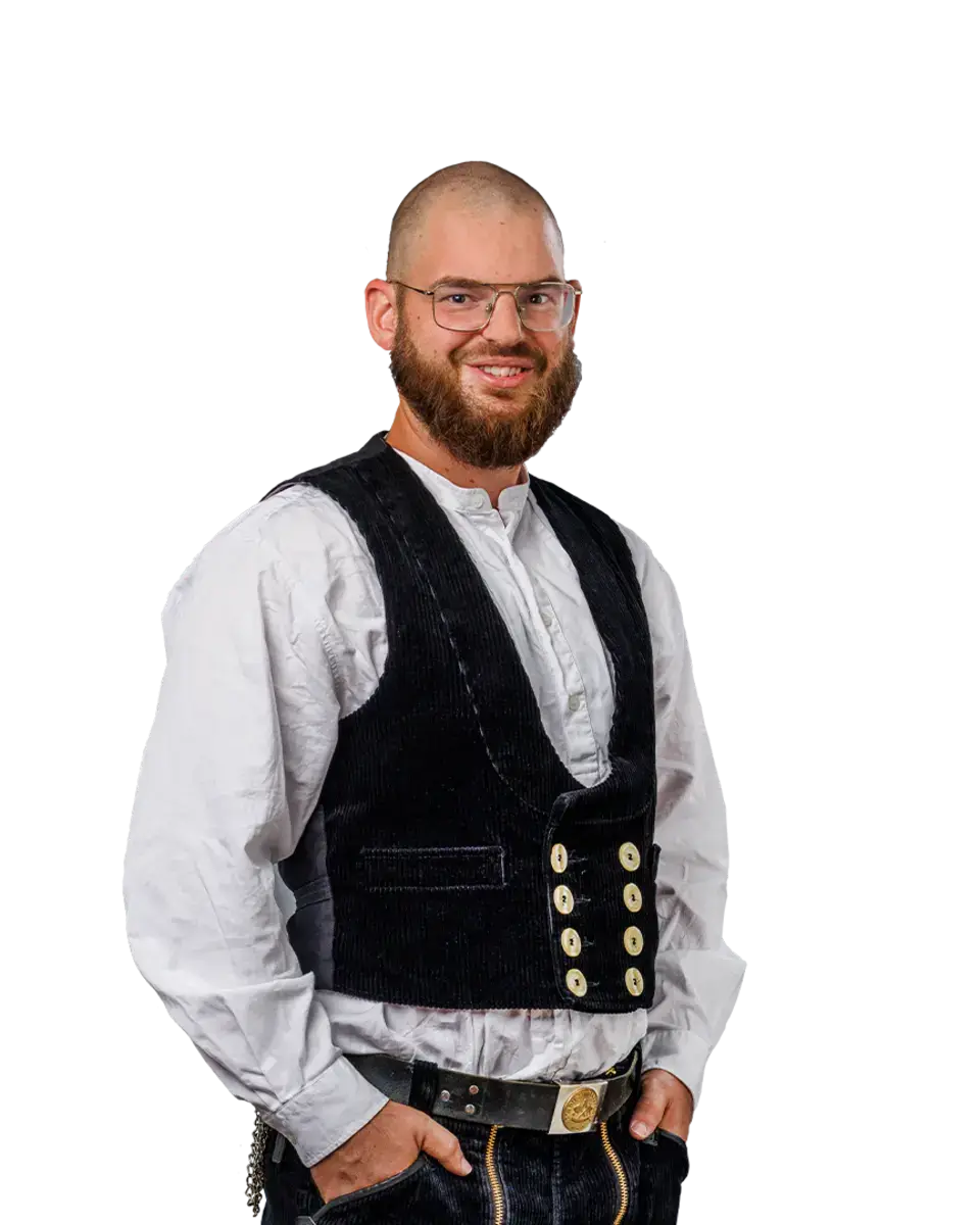 Marcel Sonsalla, Teammitglied der Zimmerei, in Zimmermannskleidung
