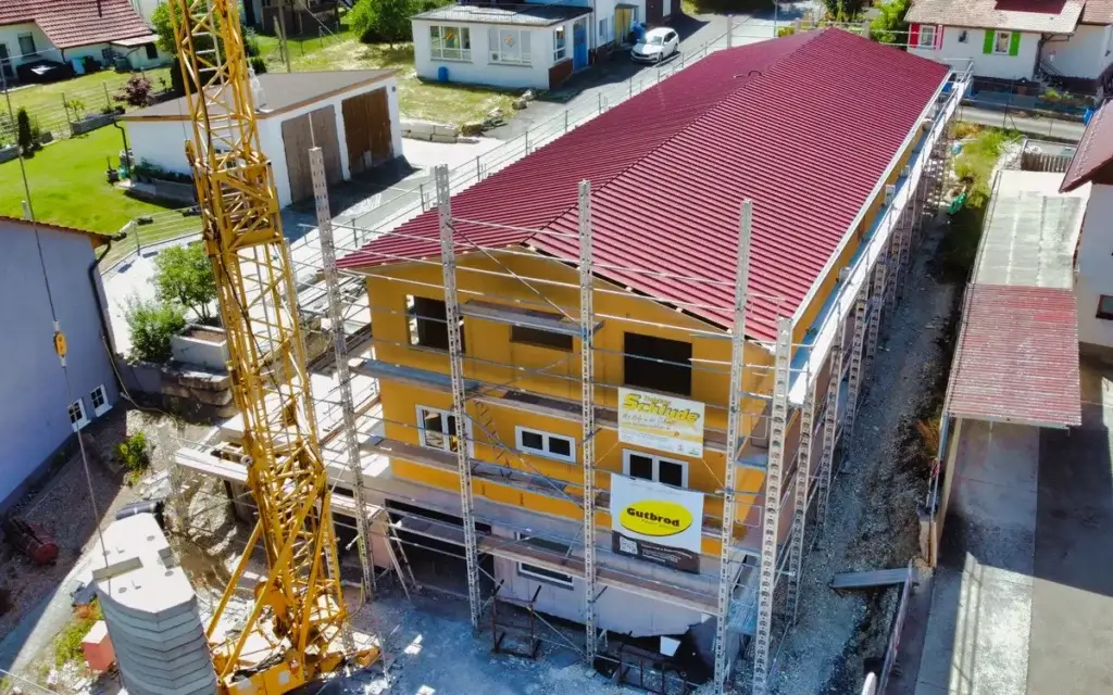 Mehrfamilienhaus Margrethausen: zweites Geschoss in Holzständerbauweise im Aufbau