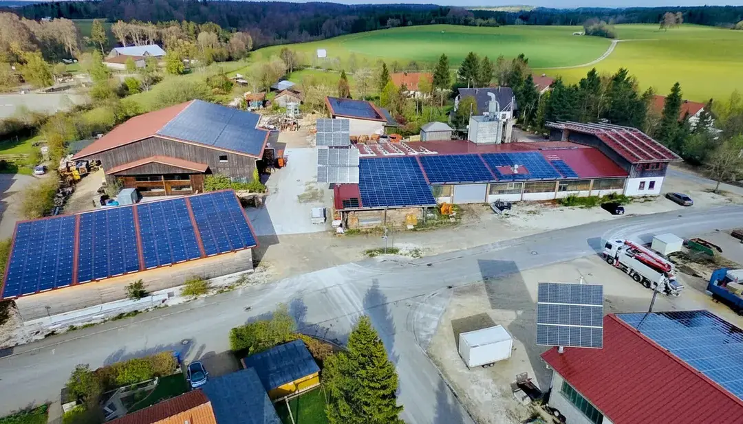 Aufbau der Photovoltaik-Anlagen