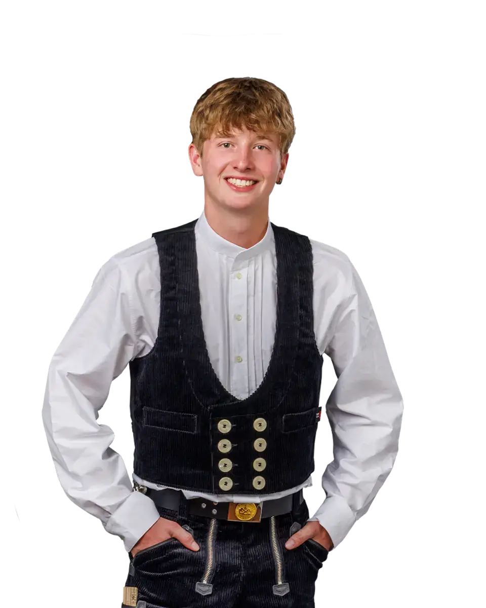 Sebastian Deufel, Teammitglied der Zimmerei, in Zimmermannskleidung