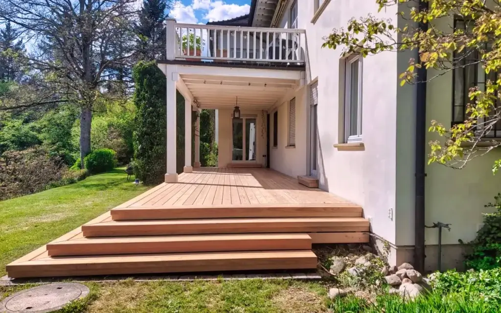 Neu gebaute Holzterrasse mit breiten Stufen zum Garten