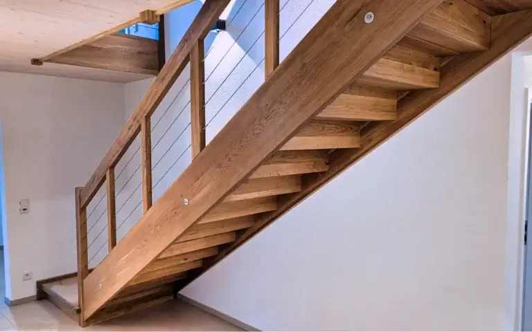 Holztreppe mit horizontalen Geländerstreben im Wohnhaus
